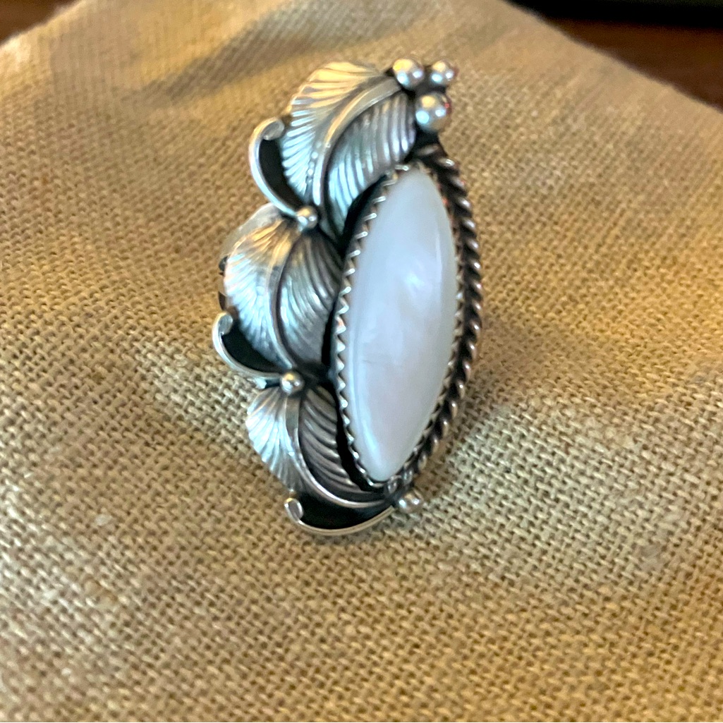 Vintage Sterling Mother Of Pearl Ring With Feathers Size 9 60$